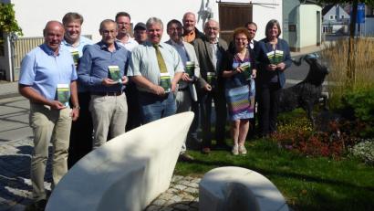 Bild: Claudia Straller
Die Vertreter des Naturparks Hirschwald stellen die neue Broschüre zum Kunstwandern vor.
