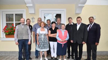 Bild: fjo
Bürgermeister Josef Beimler, Johann Beer und Pfarrer Norbert Götz gratulieren Maria Beierl (von rechts) an ihrem 95. Geburtstag.