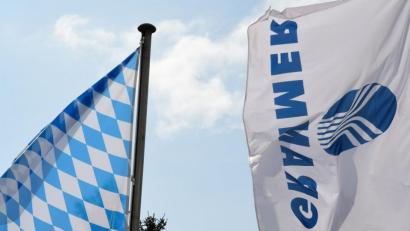 Bild: Hartl
Fahnen beim Grammer-Werk in Haselmühl.