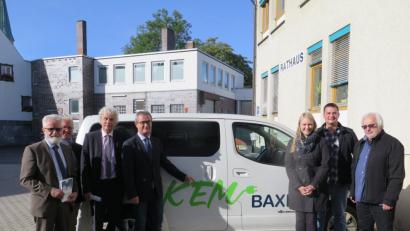 Bild: jzk
Sie wünschen dem KEM-Baxi viel Erfolg: Alfred Meller (RBO-Niederlassungsleiter Weiden), Reinhard Sonne (Teamleiter RBO Marketing Weiden), Landrat Wolfgang Lippert, Bürgermeister Werner Nickl, Stefanie und Stefan Baier sowie Peter Zimmert vom Landratsamt (von links).