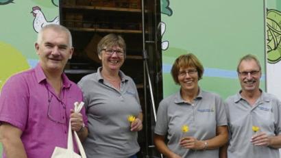 Bild: den
Bürgermeister Uli Roth heißt Gisela Gmeiner, Jutta Dötterl und Fahrer Karl-Heinz Meier (von links) auch in Krummennaab willkommen.