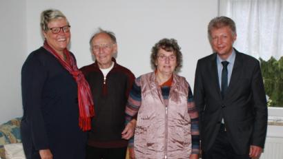 Bild: lk
Der Jubilar mit den Gratulanten (stehend von links): Uli Faust-Bienlein, Heimleiterin der Seniorenresidenz, der Jubilar Emil Ackermann, die Lebensgefährtin Monika Richter und Plößbergs Bürgermeister Lothar Müller.