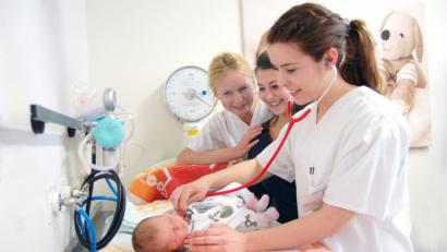 Bild: Stephanie Gräß/ Klinikum St. Marien
Leitende Hebamme Klaudyna Golkowski (links) bei der Arbeit. Im Klinikum St. Marien gibt es keinen Versorgungsengpass. Die Hebammen, die nach der Geburt die Nachsorge übernehmen, sind am Limit.