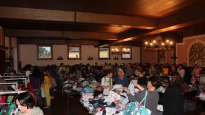 Bild: pi
Die Krabbelgruppe "Rasselbande" landet mit ihrem Basar einen Volltreffer.