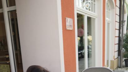 Bild: jzk
Der Enkel findet es toll, sich von Oma mit Vanilleeis von Paulo verwöhnen zu lassen.