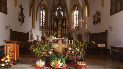 Bild: Rainer Christoph
Mit den Gaben der Natur und der Ernte werden die Altäre in den Kirchen geschmückt.