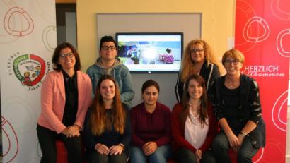 Bild: fpoz
Die Jobst-vom-Brandt-Schule verspricht frischen Wind im Unterricht, in den Arbeitsgemeinschaften und in der Betreuung. Im Bild von links Schulleiterin Petra Andritzky, Daniela Faltenbacher, dahinter Irfan Özkan, Nasrin Arif Jamo Al Haso, Stephanie Würl, dahinter Bianca Binder und stellvertretende Schulleiterin Christa Besold.