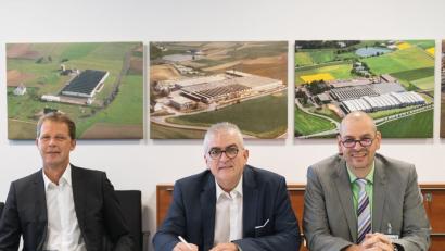 Bild: hwk
Prof. Dr. Franz Magerl (von links), Alfred Koch und Dr. Thomas Egginger bei der Unterzeichnung der Vereinbarung bei Siemens in Kemnath.