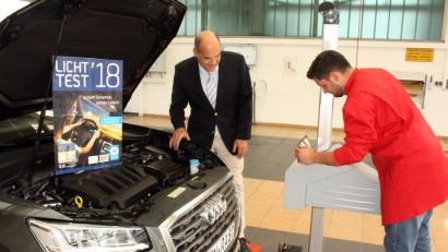 Bild: R. Kreuzer
Jeder dritte Pkw fährt mit einer mangelhaften Fahrzeugbeleuchtung. Derzeit startet der kostenfreie Lichttest in den Kfz-Werkstätten.