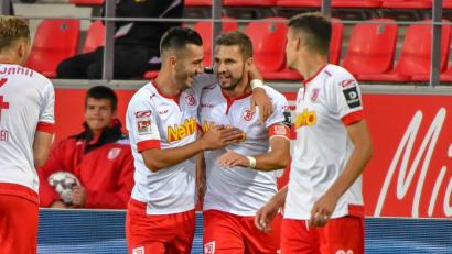 Bild: agentur_dpa
Die beiden Jahn-Stürmer sind derzeit richtig "on fire": Sowohl Sargis Adamyan als auch Kapitän Marco Grüttner (Zweiter und Dritter von links) trafen gegen Heidenheim ins Schwarze.