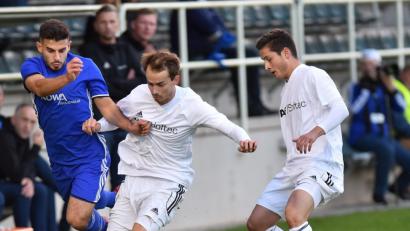 Bild: Alfred Schwarzmeier
Die Weidener Martin Kovac (Mitte) und Moritz Zeitler (rechts) wollen auch im Oberpfalzderby gegen Burglengenfeld immer am Mann sein.
