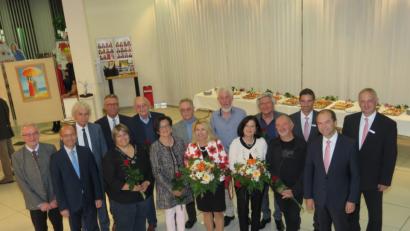 Bild: ubb
20 Aussteller aus dem Kunstverein Tirschenreuth wurden bei der Vernissage in der Sparkasse von den Bankern sowie den lokalen Politikern für die Teilnahme an der Ausstellung mit einer Rose und einem herzlichen Dankeschön beschenkt.