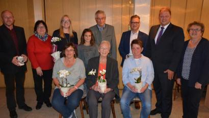 Bild: jr
Langjährige Mitglieder zeichneten die Mitterteicher Wanderfreunde aus. Sitzend (von links) Ursula Straub, Hannelore Bienlein-Holl und Andrea Kümpel sowie stehend (von links) Peter Haibach, 2. Vorsitzende Angelika Fischer, Nadine Dreßel, Julia Rosner, Karl Haberkorn, Gerald Härtl, 2. Bürgermeister Stefan Grillmeier und Vorsitzende Andrea Zinnecker.