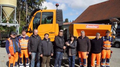 Bild: mmj
Verkaufsberater Josef Wittmann übergab im Beisein seiner Kollegen und den Mitarbeitern des Bauhofs an Bürgermeisterin Birgit Höcherl die Schlüssel für den Unimog.