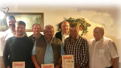 Bild: Hirsch
Johann Vornlocher (rechts) gratulierte den erfolgreichen Schützen unter den Jagdhornbläsern.