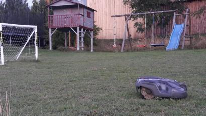 Bild: puh
„Robbie“ in seinem Element: Der Mähroboter hat viel zu tun, verrichtet seine Arbeit aber nahezu perfekt. Das rund 700 Quadratmeter große Areal ist kein Problem für ihn.