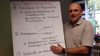 Bild: exb
Suchtexperte Helmut Würzl von der Caritas bereitet Betroffene auf die Medizinisch-Psychologische Untersuchung (MPU) vor.