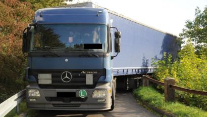 Bild: upl
Nichts ging mehr für den mit Solarmodulen beladenen 30-Tonner.