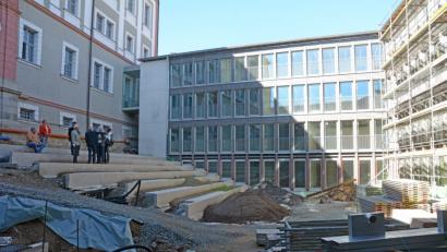 Bild: Gabi Schönberger
So sieht es aktuell im Innenhof des Landratsamtes aus. Noch mehr Einblicke rund um den Erweiterungsbau werden bei einer Führung gewährt.