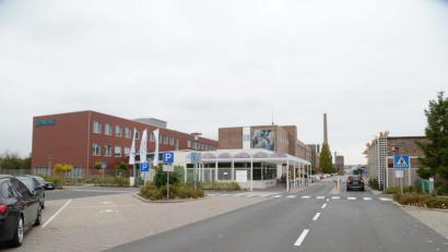 Bild: Petra Hartl
Die Hauptpforte beim Siemens-Werk in Amberg. Am firmeneigenen Sportgelände soll schon im nächsten Jahr das neue Digitalisierungszentrum entstehen. Oberbürgermeister Michael Cerny spricht von einem „Leuchtturm für Amberg.“