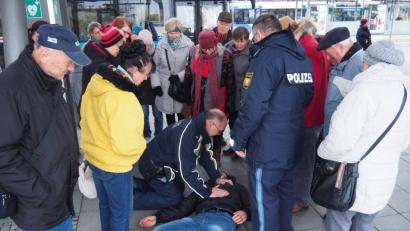 Bild: exb
Welche Maßnahmen sind zu ergreifen, wenn eine Person zusammenbricht. Die Polizeibeamten Willi Fritz (rechts) und Josef Prill (links) zeigten den senSiwen – Seminarteilnehmern bei einem „Sit“ das richtige Verhalten. Bild: Bundespolizei/exb