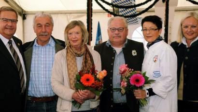 Bild: gf
Blümchen zum Abschied (von links): Bürgermeister Martin Preuß, Gerhard und Mirl Donhauser, Josef und Brigitte Hirsch sowie ACC-Geschäftsführerin Petra Strobl.