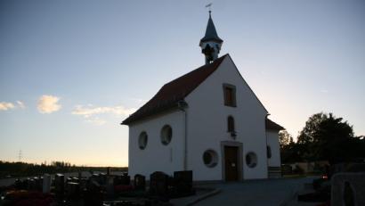 Bild: wro
Nach der vollständigen Sanierung ist die Friedhofskapelle zu einem Schmuckstück geworden. An den Kosten beteiligt sich auch die Marktgemeinde.