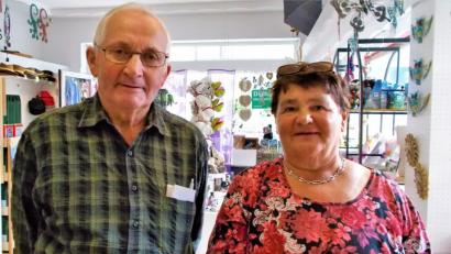 Bild: jml
Ein sehr vitales Ehepaar: der Heinrich Grünbauer und seine Frau Käthe. Dass er 	jetzt seinen 80. Geburtstag feiern kann, sieht man ihm wirklich nicht an.