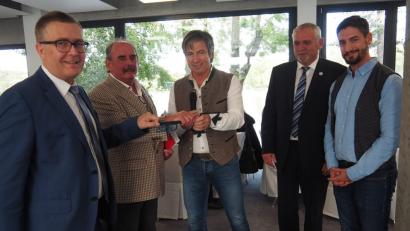 Bild: Bühner
Architekt Helmut Robl (Dritter von links) übergibt den Schlüssel an die Geschäftsführer Rainer Gallerdörfer und Dieter Moller (Erster und Zweiter von links). Mit dabei auch Bürgermeister Ludwig Biller und Architekt Alexander Robl (Vierter und Fünfter von links)