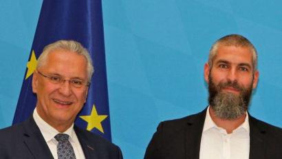 Bild: exb
Minister Joachim Herrmann überreicht Simon Wissing Medaille und Urkunde.