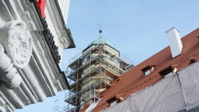 Bild: gsb
Statt der bisherigen dunklen Rundbiberschwanz-Ziegel hat das Dach wieder rote, gotische Spitzbiberschwanz-Ziegel bekommen.