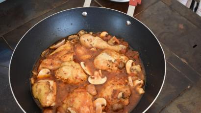 Bild: Schiffer
In Gewürzen und Gemüsebrühe schmort das Huhn zirka eine halbe Stunde. Wer mag, gibt noch Geflügelleber dazu.