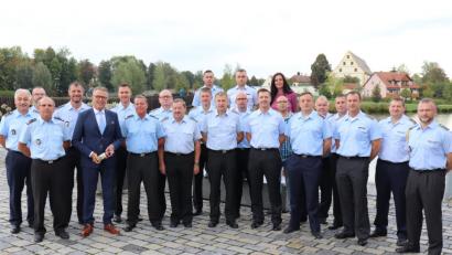 Bild: exb
Die Teilnehmer der Tagung unter der Leitung von Oberstleutnant Helmut Breun (erste Reihe, links) mit Bürgermeister Franz Stahl (erste Reihe, Zweiter von links). Organisiert hatte die Veranstaltung Stabsfeldwebel Huberth Rosner (hintere Reihe, Dritter von links).