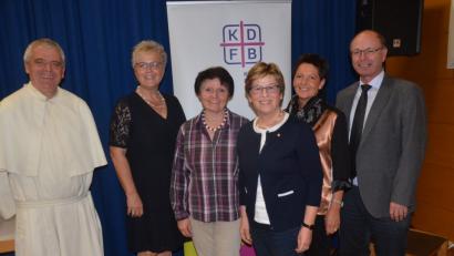Bild: Kunz
Die KDFB-Diözesanspitze mit den gewählten Bezirksvorstand Pater Jakob Seitz, Karin Schlecht, Renate Bayerl, Margit Konze, Martha Urban und Stadtpfarrer Heribert Engelhardt (von links).