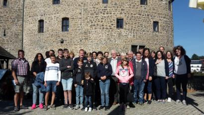 Bild: lk
Die Teilnehmergruppe des Kleintierzuchtvereins Plößberg vor der Burg in Falkenberg, mit (vorne links) Vorstand Udo Hildebrand.