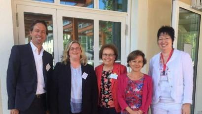 Bild: exb
Bei einer Tagung in München wurde eines der ersten großen Projekte des neu gegründeten ZMF auf den Weg gebracht. Mit dabei: Professor Maximilan Kock von der OTH Amberg-Weiden, die neue ZMF-Leiterin Dr. Christine Tschöll, Bürgermeisterin Brigitte Netta, sowie Eva Reichert-Garschhammer und Professor Fabienne Becker-Stoll vom Institut für Frühpädagogik (von links).