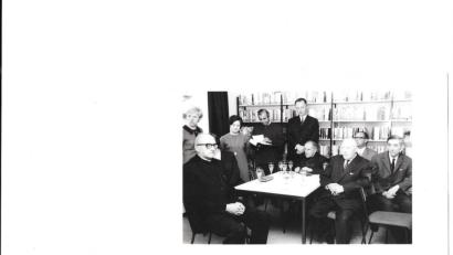 Bild: gis
Foto repro: Ehrengäste bei der Eröffnung des Bücherstadls im Oktober 1968:
Von links: Monika Griessl, geb. Köferl, Monsignore Anton Winkler, Marianne Specht, der ehemalige Lehrer Max Weigert, der damalige Sparkassenleiter, Kirchenverwaltungsratsmitglied und jetziger Kirchenpfleger Hans Bauer, Presseberichterstatter Erhardt Kaulfuß, Architekt Strohbach, Kreisjugendpfleger Ramming und der damalige Kirchenverwalter Josef Reichenberger, der auch die Chronik führte (s. oben).