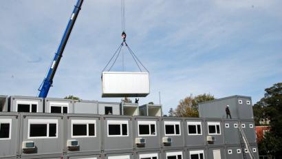 Bild: Andreas Royer
Für 19 Klassen der Walter-Höllerer-Realschule wird derzeit auf dem nördlich gelegenen Hartplatz für ungefähr zwei Jahre ein Ausweichquartier aufgestellt, das aus etwa 70 Containern besteht.