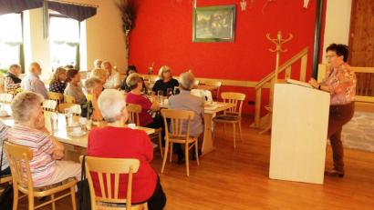 Bild: njn
Zweite VdK-Ortsvorsitzende Brigitte Scharf griff beim ersten VdK-Stammtisch im Gasthof Bayer Themen rund um die Rente auf.