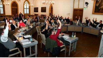 Bild: Petra Hartl
Breite Zustimmung: 28 Stadträte aus CSU, Amberger Bunt, FDP und großen Teilen der SPD sowie der Oberbürgermeister votierten für den Bebauungsplan auf dem Bürgerspitalgelände, neun Räte der Grünen, der ÖDP, der Freien Wähler und eine Minderheit aus der SPD stimmten am Montagabend nach ausführlicher Diskussion dagegen.