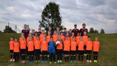 Bild: gi
Die E-Jugend-Spielgemeinschaft „Oberpfälzer Grenzland“ präsentiert sich zum Auftakt in die zweite Saison 2018/2019 mit ihren Trainern Jonathan Bulenda, Moosbach; Alex Kühner, Eslarn und Reinhold Strobl, Waidhaus (von links) in einheitlichen Trikots.
