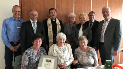 Bild: mef
Franziska Müller, geborene Lang (sitzend, Mitte) ist mit 100 Jahren die älteste Einwohnerin von Floß. Ihr gratulierten unter anderem ihre Töchter Babette Sailer (sitzend, links) und Anneliese Elling (sitzend. rechts). Stellvertretender Landrat Albert Nickl (Zweiter von links), Bürgermeister Günter Stich (rechts) und Heimleiter Carsten Fischer (links) sangen der Jubilarin ein Ständchen.