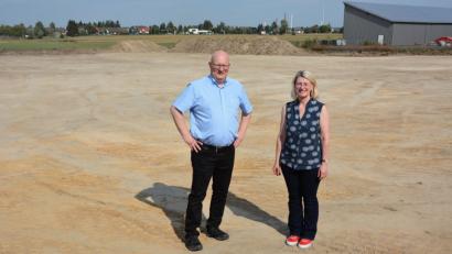 Bild: jr
Christian und Christina Forster stehen auf dem Gelände an der Carl-Zeiss-Straße in Mitterteich, wo die Unternehmensgruppe Forster eine neue Logistik- und Produktionshalle errichtet.