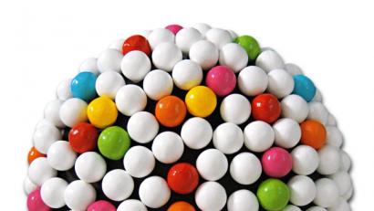 Bild: Agentur Art Affair
Was andere naschen, macht sie zur Kunst: Uta Webers „Liebesperle“. Die Künstlerin arbeitet mit dem Kunstharz Epoxy und stellt derzeit mit vier Kollegen bei Art Affair in Regensburg aus.