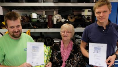 Bild: le
Thomas Meierhöfer (links) und Firmeninhaber Matthias Wappmann (rechts) erhielten von der ehemaligen Firmenchefin Ingrid Höllerer (Mitte) die Ehrenurkunden der Handwerkskammer Niederbayern-Oberpfalz für 30- und 20-jährige Betriebstreue.