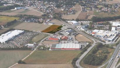 Bild: Gerhard Götz
Auf dem markierten Grundstück westlich der Straße „Am Brunnfeld“ sollen unter anderem Kino, Hotel, Gastronomie, eine Kinderwelt und ein Bürogebäude entstehen. Das erläuterten die Projektentwickler am Donnerstag im Planungsausschuss. Im Bild links ist der Globus-Markt, rechts der Autobahnanschluss Schwandorf-Mitte zu sehen.