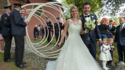 Bild: Portner
Sabrina Meier und Sebastian Schneider mussten nach dem Ja-Wort in der Jakobi-Kirche eine Saugleitung der FFW Kühried kuppeln. Danach wartete noch ein Baumstamm der Gonfeiaschta Kirwaleid zum Durchsägen.