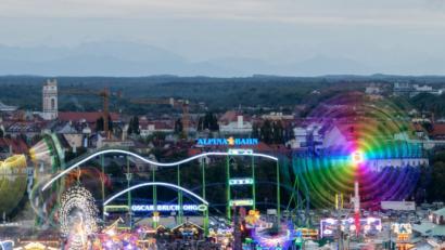 Bild: agentur_dpa
Zahlreiche Fahrgeschäfte drehen sich auf dem Oktoberfest auf der Theresienwiese. Das größte Volksfest der Welt dauert vom 22. September bis zum 07. Oktober 2018. Für manche Besucher ist die Party jedoch jäh beendet. Bild: Matthias Balk/dpa