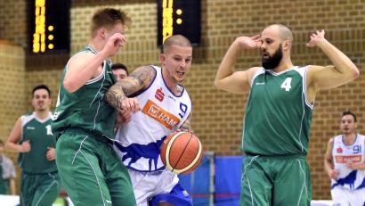Bild: Büttner, Gerhard
Patrick Bortel (Mitte) und die Hamm Baskets Weiden empfangen am Samstag den Favoriten Veitshöchheim.