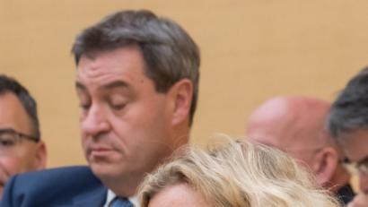 Bild: Peter Kneffel/dpa
Die bayerische SPD-Vorsitzende Natascha Kohnen bei ihrer Rede während der letzten Plenarsitzung vor der Wahl im bayerischen Landtag. Im Hintergrund sitzt Ministerpräsident Markus Söder (CSU).